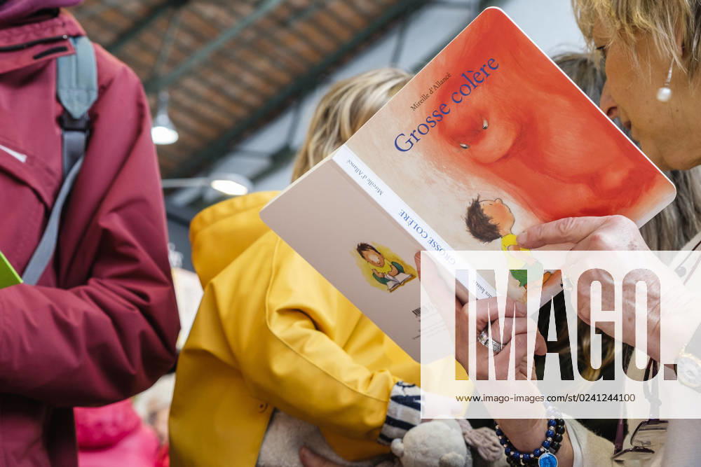 Foire du Livre de Bruxelles les gens se pressent autour des presentoirs 2023 Livre d illustration et histoire pour enfants Brussels Books fair 2023 - Illustration books and small story for children Reporters QUINET JEANxMARCxQUINET
