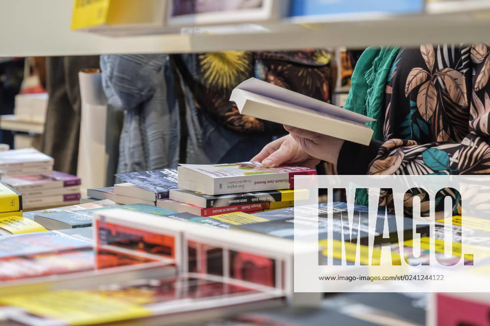 Foire du Livre de Bruxelles les gens se pressent autour des presentoirs 2023 Feuilleter un livre Brussels Books fair 2023 - Flipping the pages Reporters QUINET JEANxMARCxQUINET