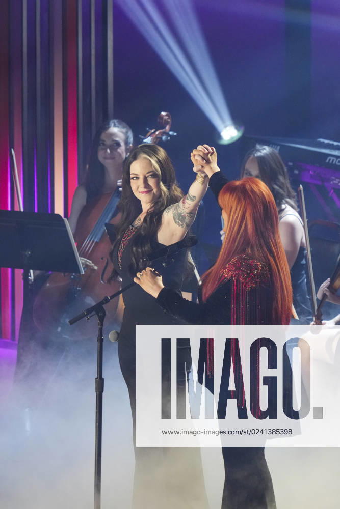 Singers ASHLEY MCBRYDE (l) and WYNONNA JUDD perform at the 2023 Country Music Awards (CMT) held for the first time in Austin, Texas on April 2, 2023 at the Moody Center before a sold out crowd. Austin United States - ZUMAd150 20230402_znp_d150_242