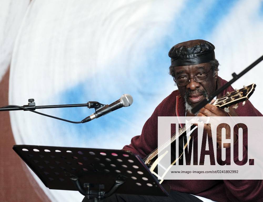 James Blood Ulmer beim Soundcheck vor seinem Auftritt im Kunstmuseum auf am Sonntag, 08. April in Bochum. Ulmer und die Begleitband The Thing sind der Topact des Ruhr Jazzfestival, welches drei Tage dauert. Deutschland NRW Bochum