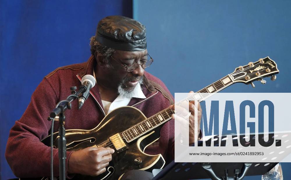 James Blood Ulmer beim Soundcheck vor seinem Auftritt im Kunstmuseum auf am Sonntag, 08. April in Bochum. Ulmer und die Begleitband The Thing sind der Topact des Ruhr Jazzfestival, welches drei Tage dauert. Deutschland NRW Bochum