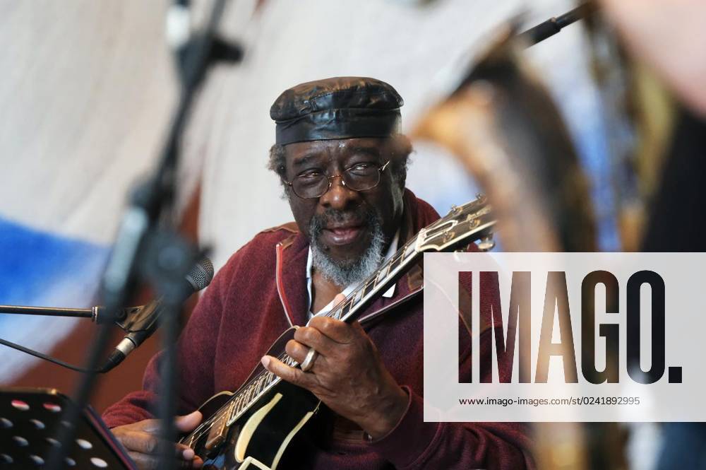 James Blood Ulmer beim Soundcheck vor seinem Auftritt im Kunstmuseum auf am Sonntag, 08. April in Bochum. Ulmer und die Begleitband The Thing sind der Topact des Ruhr Jazzfestival, welches drei Tage dauert. Deutschland NRW Bochum
