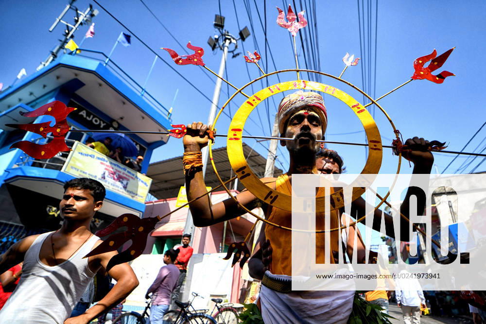 A Hindu devotee carrying a structure supported by a rod pierced through his face as he participates in the Annual Velvel Festival . Velvel is a Hindu festival dedicated to the Hindu God Murugan Mutthumariamman and is celebrated in the month of April. Devotees perform different painful rituals, often involving piercing, with a belief that God Murugan Mutthumariamman will save their family members from all evil powers for next one year. Bandel India - ZUMAs197 20230406_zaa_s197_313