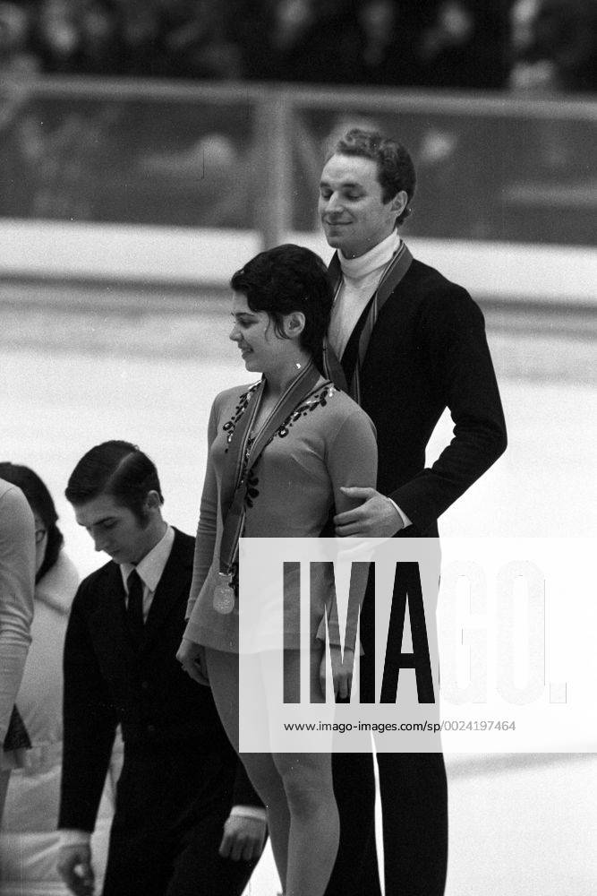 Siegerehrung Paarlauf Olympische Spiele 1972 in Sapporo, Olympiasieger Irina Rodnina und Alexei Ulanov (UdSSR)