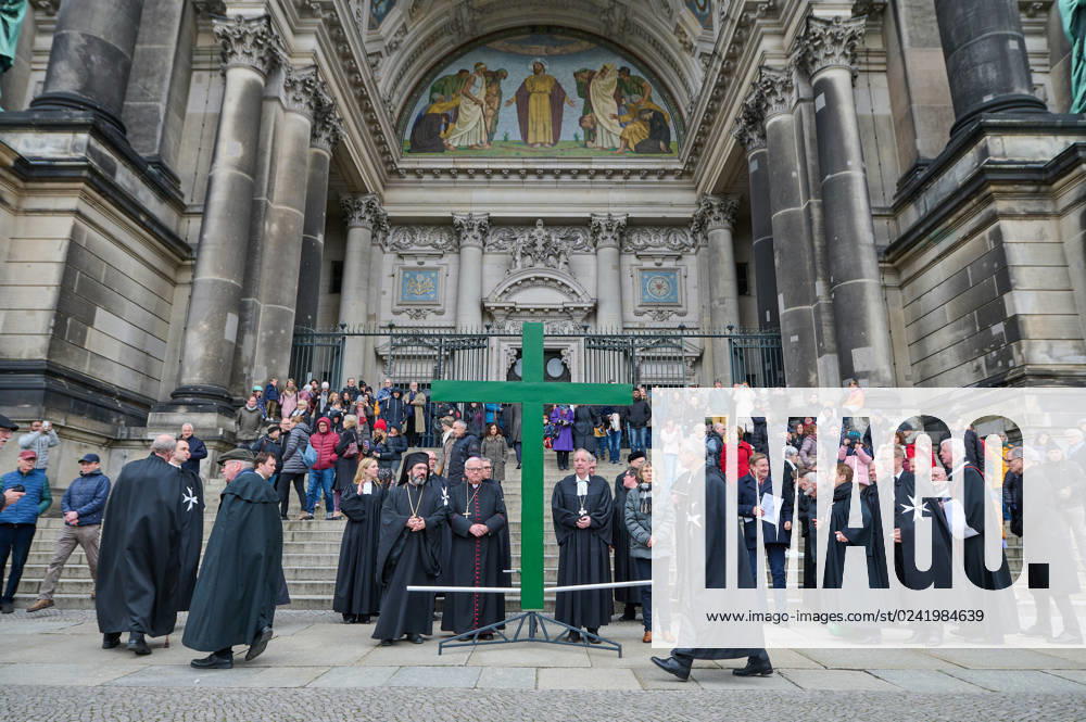 Christinnen und Christen haben am 07.04.2023 in Berlin mit der traditionellen Karfreitagsprozession an das Leiden und Sterben Jesu Christi am Kreuz erinnert. An der Prozession, die nach einem Gottesdienst in der evangelischen Marienkirche am Alexanderplatz zur katholischen Hedwigskathedrale nahe der Staatsoper Unter den Linden fuehrte, beteiligten sich nach Angaben des evangelischen Kirchenkreises Berlin-Stadtmitte mehrere hundert Menschen. Das Kreuz an der Spitze des Zuges wurde auch vom katholischen Berliner Erzbischof Heiner Koch, dem evangelischen Berliner Bischof Christian Staeblein und der evangelischen Berliner Generalsuperintendentin, Ulrike Trautwein getragen. In diesem Jahr widme sich die oekumenische Prozession Menschen, die an