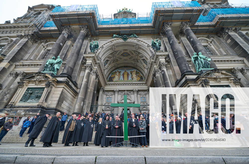 Christinnen und Christen haben am 07.04.2023 in Berlin mit der traditionellen Karfreitagsprozession an das Leiden und Sterben Jesu Christi am Kreuz erinnert. An der Prozession, die nach einem Gottesdienst in der evangelischen Marienkirche am Alexanderplatz zur katholischen Hedwigskathedrale nahe der Staatsoper Unter den Linden fuehrte, beteiligten sich nach Angaben des evangelischen Kirchenkreises Berlin-Stadtmitte mehrere hundert Menschen. Das Kreuz an der Spitze des Zuges wurde auch vom katholischen Berliner Erzbischof Heiner Koch, dem evangelischen Berliner Bischof Christian Staeblein und der evangelischen Berliner Generalsuperintendentin, Ulrike Trautwein getragen. In diesem Jahr widme sich die oekumenische Prozession Menschen, die an