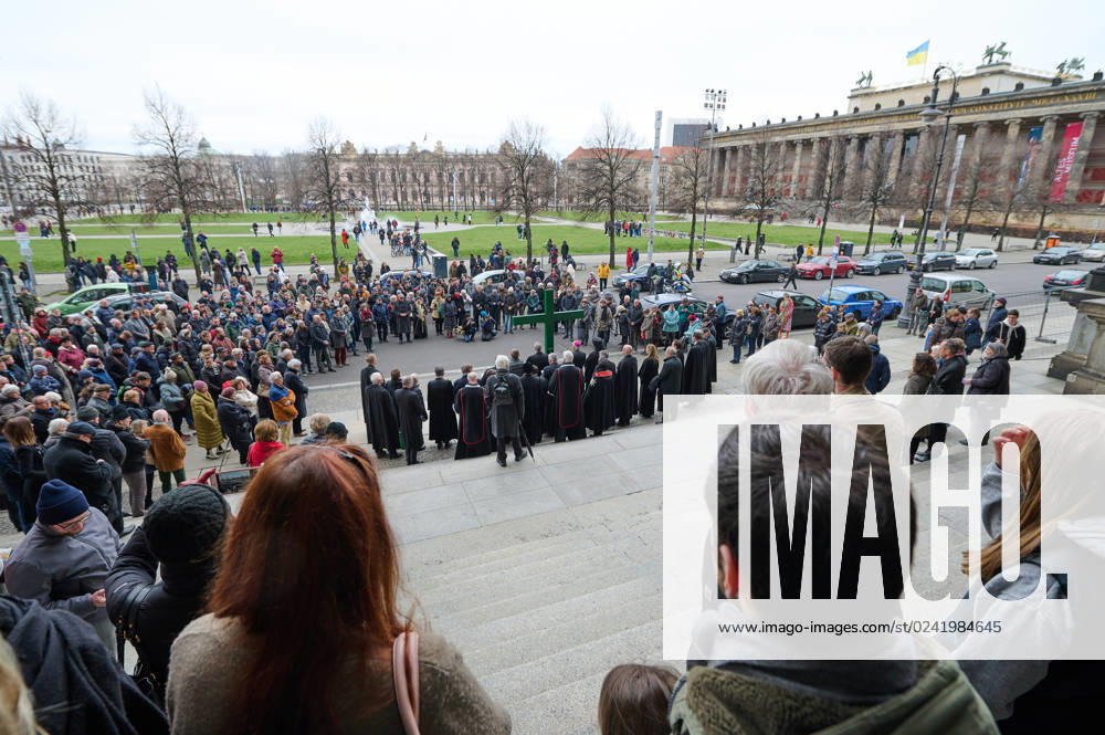 Christinnen und Christen haben am 07.04.2023 in Berlin mit der traditionellen Karfreitagsprozession an das Leiden und Sterben Jesu Christi am Kreuz erinnert. An der Prozession, die nach einem Gottesdienst in der evangelischen Marienkirche am Alexanderplatz zur katholischen Hedwigskathedrale nahe der Staatsoper Unter den Linden fuehrte, beteiligten sich nach Angaben des evangelischen Kirchenkreises Berlin-Stadtmitte mehrere hundert Menschen. Das Kreuz an der Spitze des Zuges wurde auch vom katholischen Berliner Erzbischof Heiner Koch, dem evangelischen Berliner Bischof Christian Staeblein und der evangelischen Berliner Generalsuperintendentin, Ulrike Trautwein getragen. In diesem Jahr widme sich die oekumenische Prozession Menschen, die an