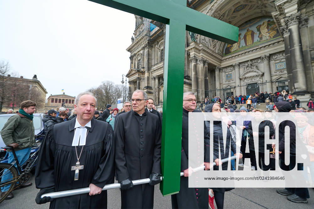 Christinnen und Christen haben am 07.04.2023 in Berlin mit der traditionellen Karfreitagsprozession an das Leiden und Sterben Jesu Christi am Kreuz erinnert. An der Prozession, die nach einem Gottesdienst in der evangelischen Marienkirche am Alexanderplatz zur katholischen Hedwigskathedrale nahe der Staatsoper Unter den Linden fuehrte, beteiligten sich nach Angaben des evangelischen Kirchenkreises Berlin-Stadtmitte mehrere hundert Menschen. Das Kreuz an der Spitze des Zuges wurde auch vom katholischen Berliner Erzbischof Heiner Koch, dem evangelischen Berliner Bischof Christian Staeblein und der evangelischen Berliner Generalsuperintendentin, Ulrike Trautwein getragen. In diesem Jahr widme sich die oekumenische Prozession Menschen, die an