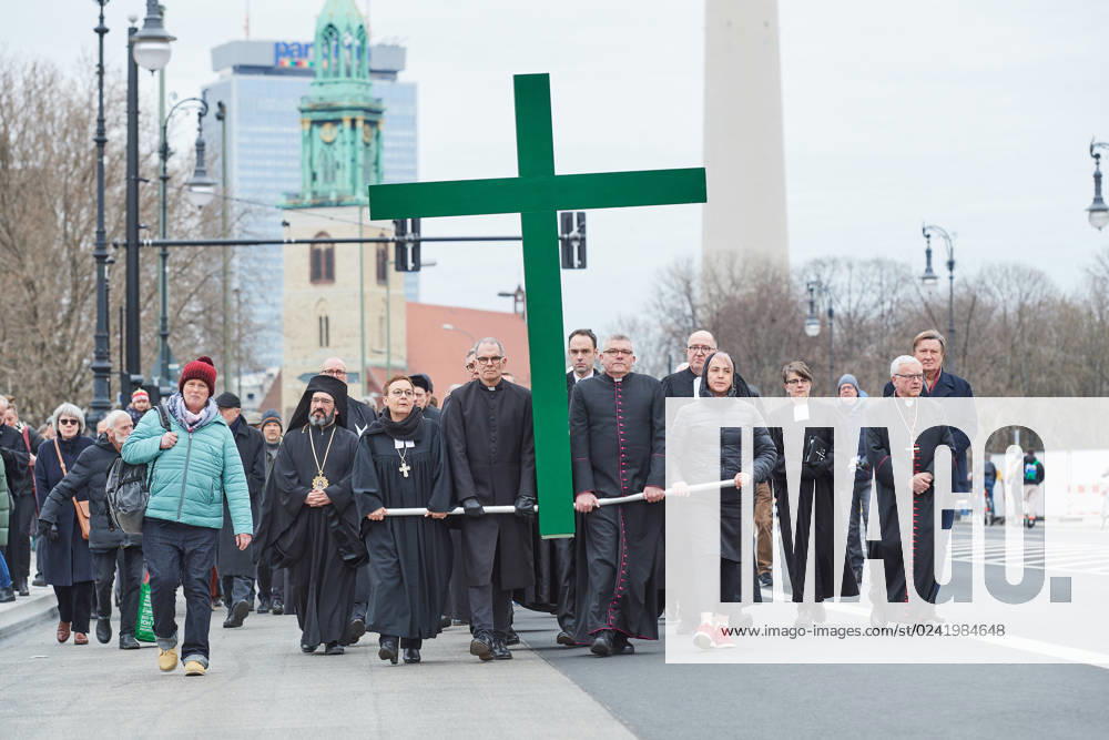 Christinnen und Christen haben am 07.04.2023 in Berlin mit der traditionellen Karfreitagsprozession an das Leiden und Sterben Jesu Christi am Kreuz erinnert. An der Prozession, die nach einem Gottesdienst in der evangelischen Marienkirche am Alexanderplatz zur katholischen Hedwigskathedrale nahe der Staatsoper Unter den Linden fuehrte, beteiligten sich nach Angaben des evangelischen Kirchenkreises Berlin-Stadtmitte mehrere hundert Menschen. Das Kreuz an der Spitze des Zuges wurde auch vom katholischen Berliner Erzbischof Heiner Koch, dem evangelischen Berliner Bischof Christian Staeblein und der evangelischen Berliner Generalsuperintendentin, Ulrike Trautwein getragen. In diesem Jahr widme sich die oekumenische Prozession Menschen, die an d