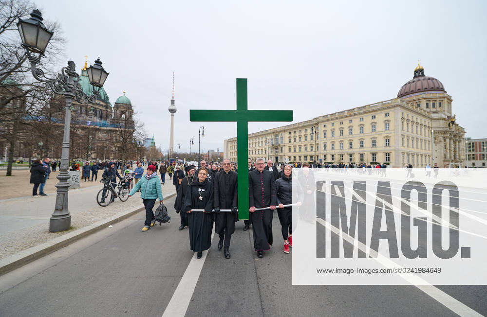 Christinnen und Christen haben am 07.04.2023 in Berlin mit der traditionellen Karfreitagsprozession an das Leiden und Sterben Jesu Christi am Kreuz erinnert. An der Prozession, die nach einem Gottesdienst in der evangelischen Marienkirche am Alexanderplatz zur katholischen Hedwigskathedrale nahe der Staatsoper Unter den Linden fuehrte, beteiligten sich nach Angaben des evangelischen Kirchenkreises Berlin-Stadtmitte mehrere hundert Menschen. Das Kreuz an der Spitze des Zuges wurde auch vom katholischen Berliner Erzbischof Heiner Koch, dem evangelischen Berliner Bischof Christian Staeblein und der evangelischen Berliner Generalsuperintendentin, Ulrike Trautwein getragen. In diesem Jahr widme sich die oekumenische Prozession Menschen, die an
