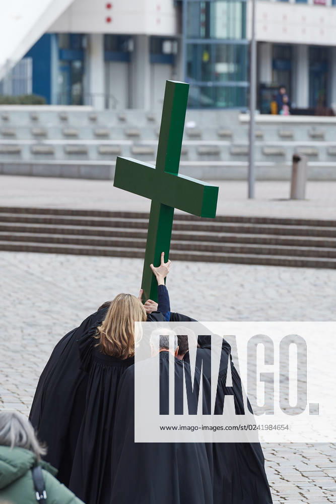 Christinnen und Christen haben am 07.04.2023 in Berlin mit der traditionellen Karfreitagsprozession an das Leiden und Sterben Jesu Christi am Kreuz erinnert. An der Prozession, die nach einem Gottesdienst in der evangelischen Marienkirche am Alexanderplatz zur katholischen Hedwigskathedrale nahe der Staatsoper Unter den Linden fuehrte, beteiligten sich nach Angaben des evangelischen Kirchenkreises Berlin-Stadtmitte mehrere hundert Menschen. Das Kreuz an der Spitze des Zuges wurde auch vom katholischen Berliner Erzbischof Heiner Koch, dem evangelischen Berliner Bischof Christian Staeblein und der evangelischen Berliner Generalsuperintendentin, Ulrike Trautwein getragen. In diesem Jahr widme sich die oekumenische Prozession Menschen, die an
