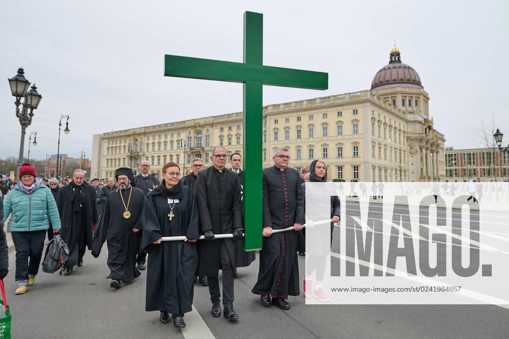 Christinnen und Christen haben am 07.04.2023 in Berlin mit der traditionellen Karfreitagsprozession an das Leiden und Sterben Jesu Christi am Kreuz erinnert. An der Prozession, die nach einem Gottesdienst in der evangelischen Marienkirche am Alexanderplatz zur katholischen Hedwigskathedrale nahe der Staatsoper Unter den Linden fuehrte, beteiligten sich nach Angaben des evangelischen Kirchenkreises Berlin-Stadtmitte mehrere hundert Menschen. Das Kreuz an der Spitze des Zuges wurde auch vom katholischen Berliner Erzbischof Heiner Koch, dem evangelischen Berliner Bischof Christian Staeblein und der evangelischen Berliner Generalsuperintendentin, Ulrike Trautwein getragen. In diesem Jahr widme sich die oekumenische Prozession Menschen, die an