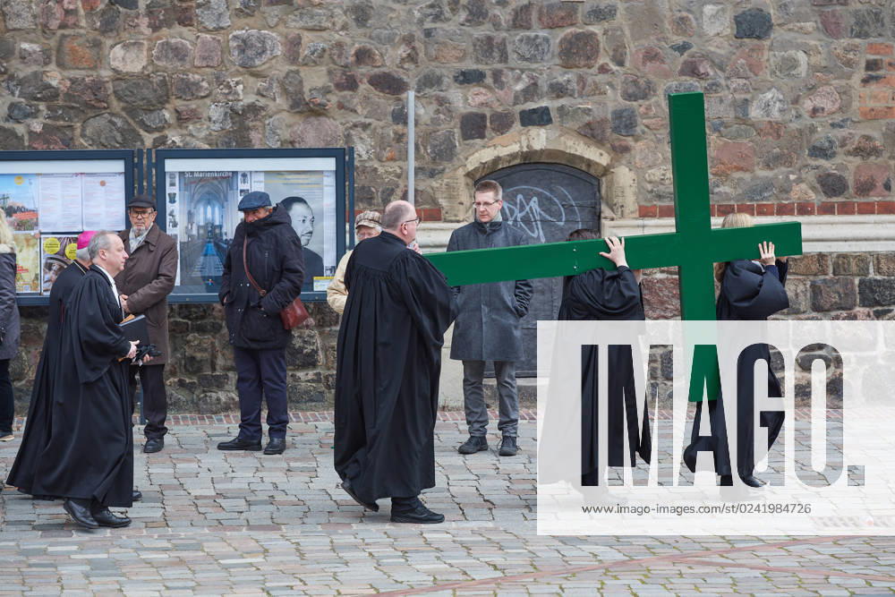 Christinnen und Christen haben am 07.04.2023 in Berlin mit der traditionellen Karfreitagsprozession an das Leiden und Sterben Jesu Christi am Kreuz erinnert. An der Prozession, die nach einem Gottesdienst in der evangelischen Marienkirche am Alexanderplatz zur katholischen Hedwigskathedrale nahe der Staatsoper Unter den Linden fuehrte, beteiligten sich nach Angaben des evangelischen Kirchenkreises Berlin-Stadtmitte mehrere hundert Menschen. Das Kreuz an der Spitze des Zuges wurde auch vom katholischen Berliner Erzbischof Heiner Koch, dem evangelischen Berliner Bischof Christian Staeblein und der evangelischen Berliner Generalsuperintendentin, Ulrike Trautwein getragen. In diesem Jahr widme sich die oekumenische Prozession Menschen, die an