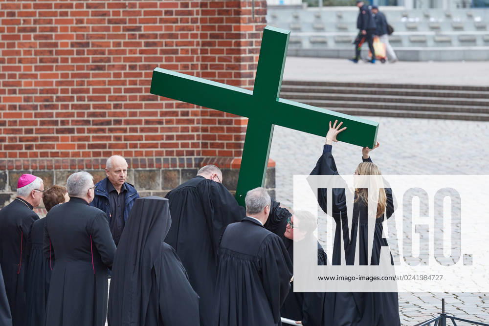 Christinnen und Christen haben am 07.04.2023 in Berlin mit der traditionellen Karfreitagsprozession an das Leiden und Sterben Jesu Christi am Kreuz erinnert. An der Prozession, die nach einem Gottesdienst in der evangelischen Marienkirche am Alexanderplatz zur katholischen Hedwigskathedrale nahe der Staatsoper Unter den Linden fuehrte, beteiligten sich nach Angaben des evangelischen Kirchenkreises Berlin-Stadtmitte mehrere hundert Menschen. Das Kreuz an der Spitze des Zuges wurde auch vom katholischen Berliner Erzbischof Heiner Koch, dem evangelischen Berliner Bischof Christian Staeblein und der evangelischen Berliner Generalsuperintendentin, Ulrike Trautwein getragen. In diesem Jahr widme sich die oekumenische Prozession Menschen, die an