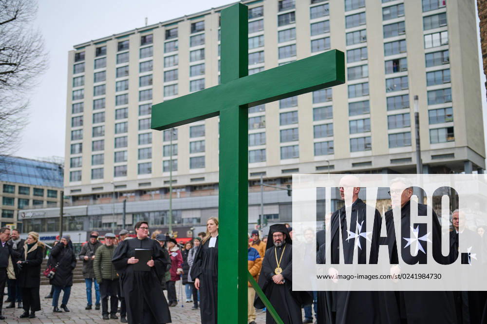 Christinnen und Christen haben am 07.04.2023 in Berlin mit der traditionellen Karfreitagsprozession an das Leiden und Sterben Jesu Christi am Kreuz erinnert. An der Prozession, die nach einem Gottesdienst in der evangelischen Marienkirche am Alexanderplatz zur katholischen Hedwigskathedrale nahe der Staatsoper Unter den Linden fuehrte, beteiligten sich nach Angaben des evangelischen Kirchenkreises Berlin-Stadtmitte mehrere hundert Menschen. Das Kreuz an der Spitze des Zuges wurde auch vom katholischen Berliner Erzbischof Heiner Koch, dem evangelischen Berliner Bischof Christian Staeblein und der evangelischen Berliner Generalsuperintendentin, Ulrike Trautwein getragen. In diesem Jahr widme sich die oekumenische Prozession Menschen, die an d