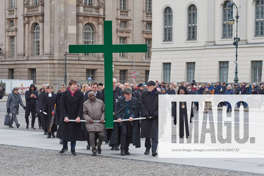 Christinnen und Christen haben am 07.04.2023 in Berlin mit der traditionellen Karfreitagsprozession an das Leiden und Sterben Jesu Christi am Kreuz erinnert. An der Prozession, die nach einem Gottesdienst in der evangelischen Marienkirche am Alexanderplatz zur katholischen Hedwigskathedrale nahe der Staatsoper Unter den Linden fuehrte, beteiligten sich nach Angaben des evangelischen Kirchenkreises Berlin-Stadtmitte mehrere hundert Menschen. Das Kreuz an der Spitze des Zuges wurde auch vom katholischen Berliner Erzbischof Heiner Koch, dem evangelischen Berliner Bischof Christian Staeblein und der evangelischen Berliner Generalsuperintendentin, Ulrike Trautwein getragen. In diesem Jahr widme sich die oekumenische Prozession Menschen, die an