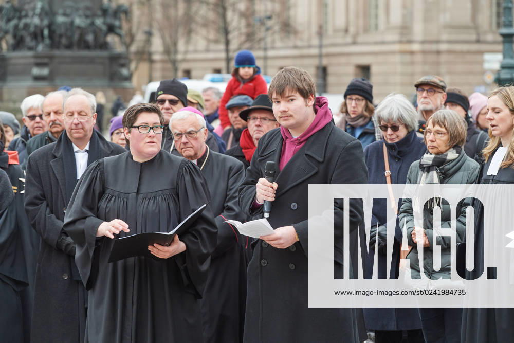 Christinnen und Christen haben am 07.04.2023 in Berlin mit der traditionellen Karfreitagsprozession an das Leiden und Sterben Jesu Christi am Kreuz erinnert. An der Prozession, die nach einem Gottesdienst in der evangelischen Marienkirche am Alexanderplatz zur katholischen Hedwigskathedrale nahe der Staatsoper Unter den Linden fuehrte, beteiligten sich nach Angaben des evangelischen Kirchenkreises Berlin-Stadtmitte mehrere hundert Menschen. Das Kreuz an der Spitze des Zuges wurde auch vom katholischen Berliner Erzbischof Heiner Koch, dem evangelischen Berliner Bischof Christian Staeblein und der evangelischen Berliner Generalsuperintendentin, Ulrike Trautwein getragen. In diesem Jahr widme sich die oekumenische Prozession Menschen, die an