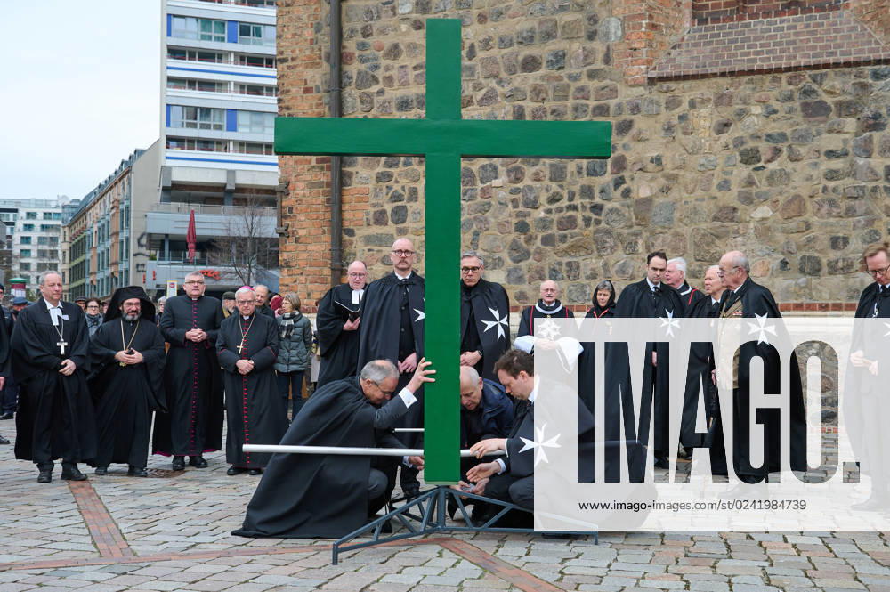 Christinnen und Christen haben am 07.04.2023 in Berlin mit der traditionellen Karfreitagsprozession an das Leiden und Sterben Jesu Christi am Kreuz erinnert. An der Prozession, die nach einem Gottesdienst in der evangelischen Marienkirche am Alexanderplatz zur katholischen Hedwigskathedrale nahe der Staatsoper Unter den Linden fuehrte, beteiligten sich nach Angaben des evangelischen Kirchenkreises Berlin-Stadtmitte mehrere hundert Menschen. Das Kreuz an der Spitze des Zuges wurde auch vom katholischen Berliner Erzbischof Heiner Koch, dem evangelischen Berliner Bischof Christian Staeblein und der evangelischen Berliner Generalsuperintendentin, Ulrike Trautwein getragen. In diesem Jahr widme sich die oekumenische Prozession Menschen, die an