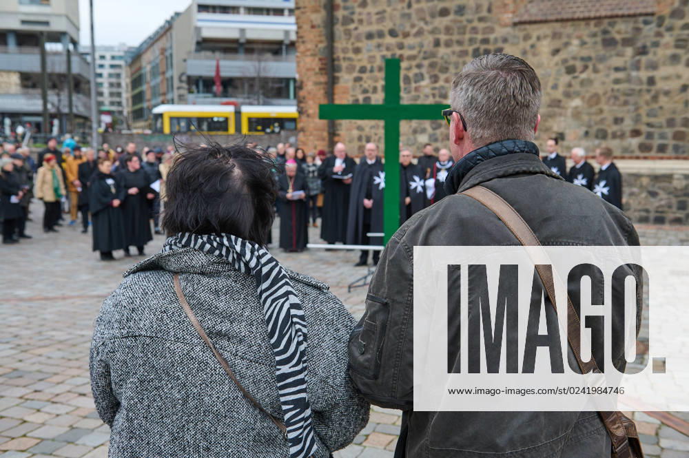 Christinnen und Christen haben am 07.04.2023 in Berlin mit der traditionellen Karfreitagsprozession an das Leiden und Sterben Jesu Christi am Kreuz erinnert. An der Prozession, die nach einem Gottesdienst in der evangelischen Marienkirche am Alexanderplatz zur katholischen Hedwigskathedrale nahe der Staatsoper Unter den Linden fuehrte, beteiligten sich nach Angaben des evangelischen Kirchenkreises Berlin-Stadtmitte mehrere hundert Menschen. Das Kreuz an der Spitze des Zuges wurde auch vom katholischen Berliner Erzbischof Heiner Koch, dem evangelischen Berliner Bischof Christian Staeblein und der evangelischen Berliner Generalsuperintendentin, Ulrike Trautwein getragen. In diesem Jahr widme sich die oekumenische Prozession Menschen, die an