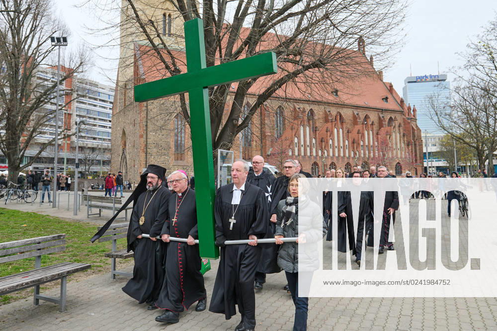 Christinnen und Christen haben am 07.04.2023 in Berlin mit der traditionellen Karfreitagsprozession an das Leiden und Sterben Jesu Christi am Kreuz erinnert. An der Prozession, die nach einem Gottesdienst in der evangelischen Marienkirche am Alexanderplatz zur katholischen Hedwigskathedrale nahe der Staatsoper Unter den Linden fuehrte, beteiligten sich nach Angaben des evangelischen Kirchenkreises Berlin-Stadtmitte mehrere hundert Menschen. Das Kreuz an der Spitze des Zuges wurde auch vom katholischen Berliner Erzbischof Heiner Koch, dem evangelischen Berliner Bischof Christian Staeblein und der evangelischen Berliner Generalsuperintendentin, Ulrike Trautwein getragen. In diesem Jahr widme sich die oekumenische Prozession Menschen, die an