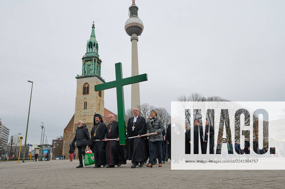 Christinnen und Christen haben am 07.04.2023 in Berlin mit der traditionellen Karfreitagsprozession an das Leiden und Sterben Jesu Christi am Kreuz erinnert. An der Prozession, die nach einem Gottesdienst in der evangelischen Marienkirche am Alexanderplatz zur katholischen Hedwigskathedrale nahe der Staatsoper Unter den Linden fuehrte, beteiligten sich nach Angaben des evangelischen Kirchenkreises Berlin-Stadtmitte mehrere hundert Menschen. Das Kreuz an der Spitze des Zuges wurde auch vom katholischen Berliner Erzbischof Heiner Koch, dem evangelischen Berliner Bischof Christian Staeblein und der evangelischen Berliner Generalsuperintendentin, Ulrike Trautwein getragen. In diesem Jahr widme sich die oekumenische Prozession Menschen, die an