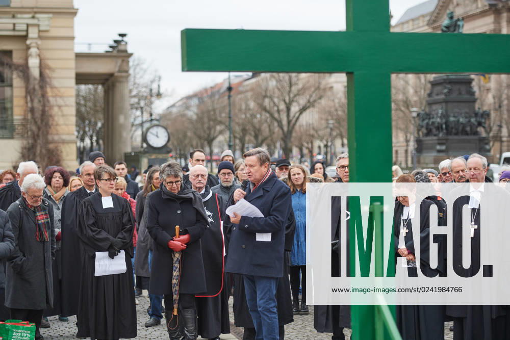 Christinnen und Christen haben am 07.04.2023 in Berlin mit der traditionellen Karfreitagsprozession an das Leiden und Sterben Jesu Christi am Kreuz erinnert. An der Prozession, die nach einem Gottesdienst in der evangelischen Marienkirche am Alexanderplatz zur katholischen Hedwigskathedrale nahe der Staatsoper Unter den Linden fuehrte, beteiligten sich nach Angaben des evangelischen Kirchenkreises Berlin-Stadtmitte mehrere hundert Menschen. Das Kreuz an der Spitze des Zuges wurde auch vom katholischen Berliner Erzbischof Heiner Koch, dem evangelischen Berliner Bischof Christian Staeblein und der evangelischen Berliner Generalsuperintendentin, Ulrike Trautwein getragen. In diesem Jahr widme sich die oekumenische Prozession Menschen, die an