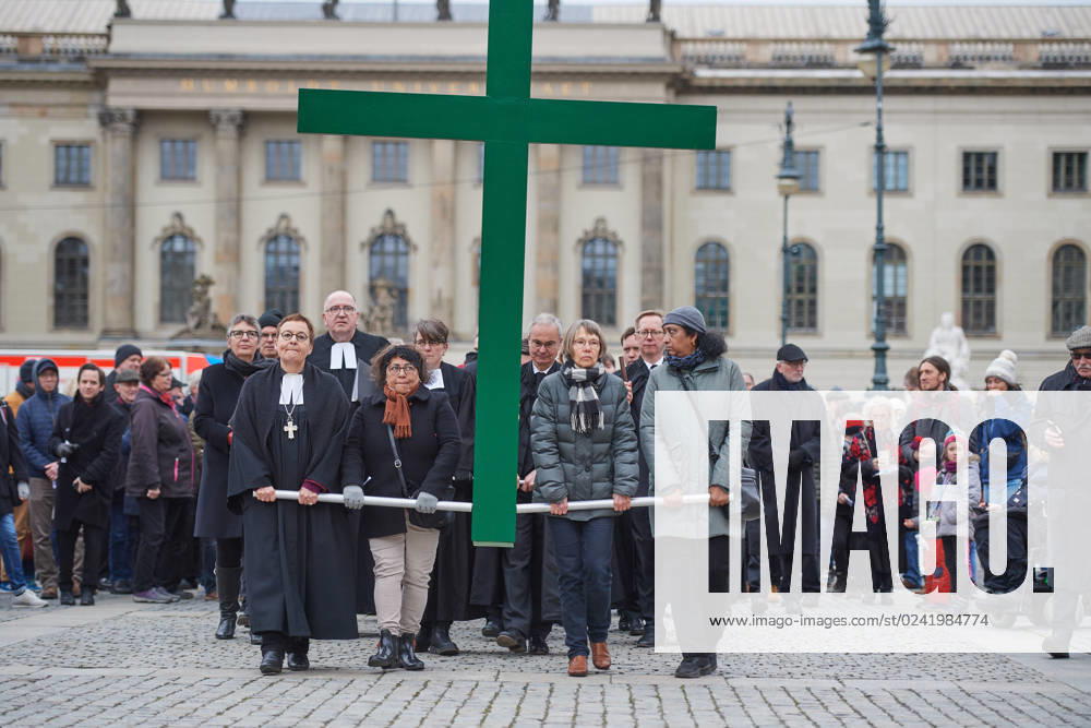 Christinnen und Christen haben am 07.04.2023 in Berlin mit der traditionellen Karfreitagsprozession an das Leiden und Sterben Jesu Christi am Kreuz erinnert. An der Prozession, die nach einem Gottesdienst in der evangelischen Marienkirche am Alexanderplatz zur katholischen Hedwigskathedrale nahe der Staatsoper Unter den Linden fuehrte, beteiligten sich nach Angaben des evangelischen Kirchenkreises Berlin-Stadtmitte mehrere hundert Menschen. Das Kreuz an der Spitze des Zuges wurde auch vom katholischen Berliner Erzbischof Heiner Koch, dem evangelischen Berliner Bischof Christian Staeblein und der evangelischen Berliner Generalsuperintendentin, Ulrike Trautwein getragen. In diesem Jahr widme sich die oekumenische Prozession Menschen, die an