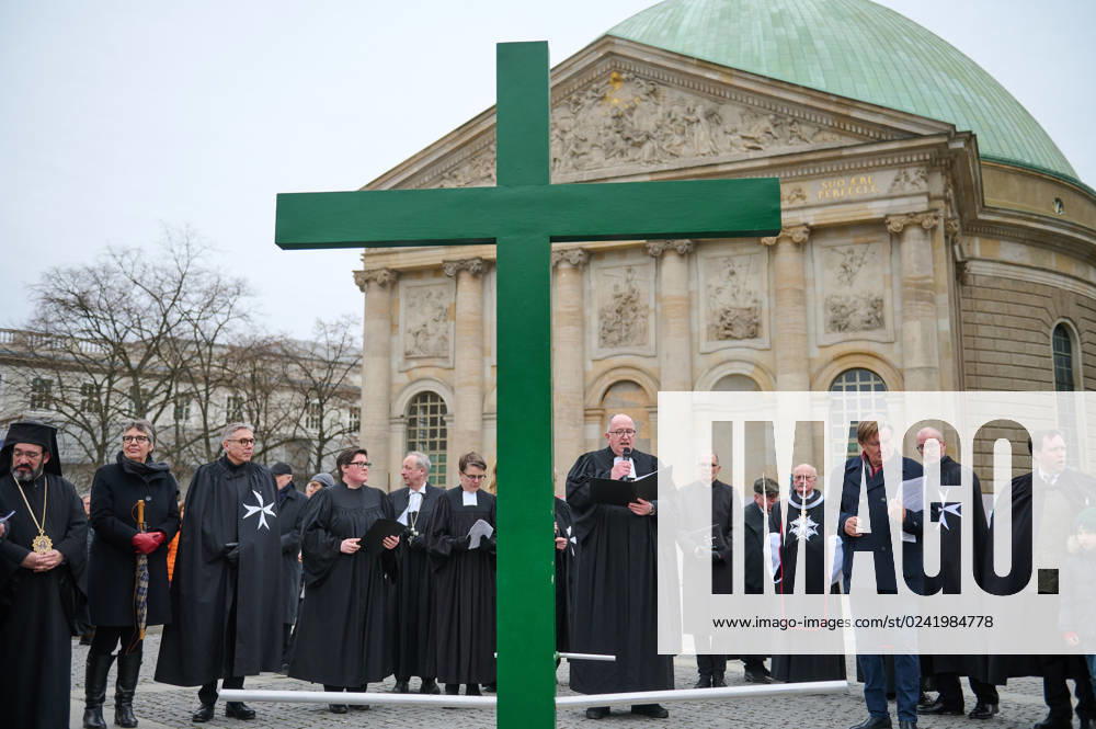 Christinnen und Christen haben am 07.04.2023 in Berlin mit der traditionellen Karfreitagsprozession an das Leiden und Sterben Jesu Christi am Kreuz erinnert. An der Prozession, die nach einem Gottesdienst in der evangelischen Marienkirche am Alexanderplatz zur katholischen Hedwigskathedrale nahe der Staatsoper Unter den Linden fuehrte, beteiligten sich nach Angaben des evangelischen Kirchenkreises Berlin-Stadtmitte mehrere hundert Menschen. Das Kreuz an der Spitze des Zuges wurde auch vom katholischen Berliner Erzbischof Heiner Koch, dem evangelischen Berliner Bischof Christian Staeblein und der evangelischen Berliner Generalsuperintendentin, Ulrike Trautwein getragen. In diesem Jahr widme sich die oekumenische Prozession Menschen, die an d