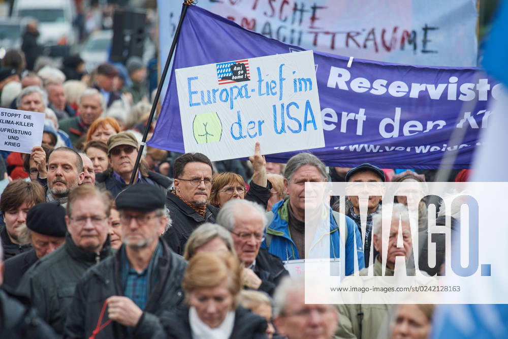 Der traditionelle Berliner Ostermarsch (Foto vom 08.04.2023) steht in diesem Jahr unter dem Motto Den Frieden gewinnen - nicht den Krieg . Die Veranstalter warnten unter anderem vor einer Eskalation des Krieges in der Ukraine. Deutschland mache sich durch Waffenlieferungen, permanente Kriegsrhetorik und durch Schueren von Feindbildern mitschuldig. Zeitgleich gab es auch eine alternative Veranstaltung unter dem Motto Kritische Einordnung des Berliner Ostermarsches . Bereits im vergangenen Jahr hatte es in Berlin zwei verschiedene Ostermaersche am selben Tag gegeben. Hintergrund ist ein unterschiedlicher Blick auf den Ukraine-Krieg. Im Bild: Ein Teilnehmer haelt ein Schild mit der Aufschrift Europa tief im Arsch der USA . (Siehe epd-Meld