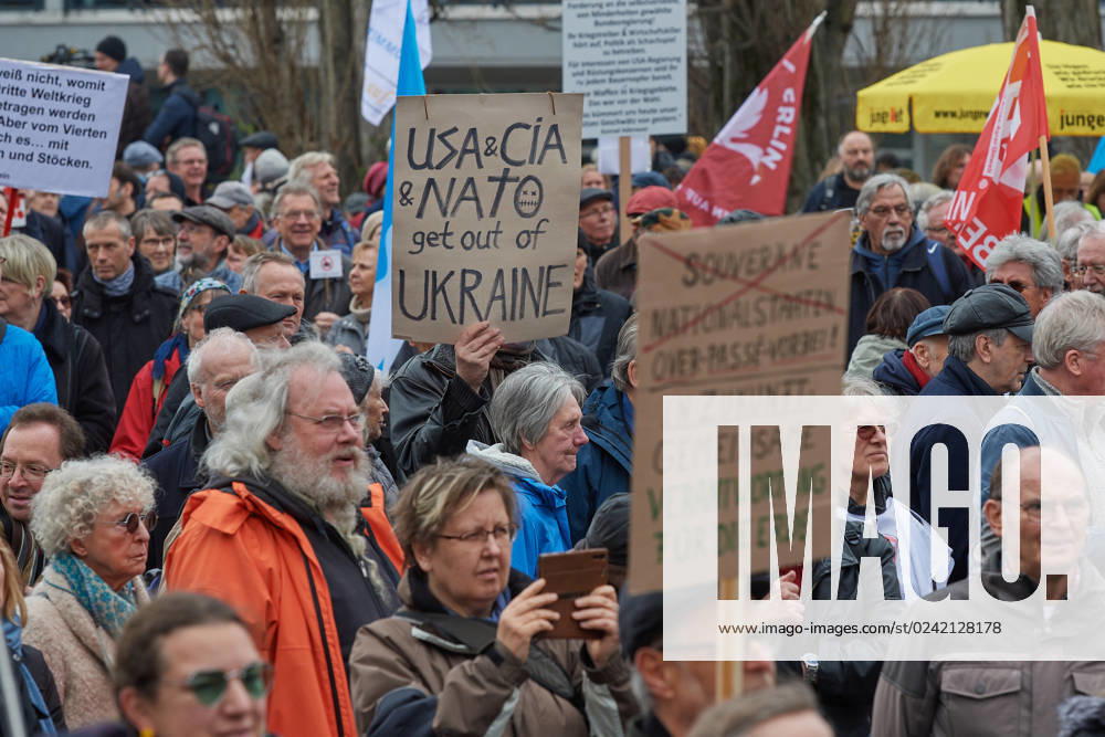 Der traditionelle Berliner Ostermarsch (Foto vom 08.04.2023) steht in diesem Jahr unter dem Motto Den Frieden gewinnen - nicht den Krieg . Die Veranstalter warnten unter anderem vor einer Eskalation des Krieges in der Ukraine. Deutschland mache sich durch Waffenlieferungen, permanente Kriegsrhetorik und durch Schueren von Feindbildern mitschuldig. Zeitgleich gab es auch eine alternative Veranstaltung unter dem Motto Kritische Einordnung des Berliner Ostermarsches . Bereits im vergangenen Jahr hatte es in Berlin zwei verschiedene Ostermaersche am selben Tag gegeben. Hintergrund ist ein unterschiedlicher Blick auf den Ukraine-Krieg. Im Bild: Links ein Schild mit der Aufschrift USA & CIA & NATO get out of Ukraine (USA & CIA & NATO raus a