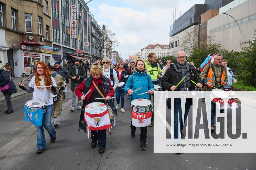 Der traditionelle Berliner Ostermarsch (Foto vom 08.04.2023) steht in diesem Jahr unter dem Motto Den Frieden gewinnen - nicht den Krieg . Die Veranstalter warnten unter anderem vor einer Eskalation des Krieges in der Ukraine. Deutschland mache sich durch Waffenlieferungen, permanente Kriegsrhetorik und durch Schueren von Feindbildern mitschuldig. Zeitgleich gab es auch eine alternative Veranstaltung unter dem Motto Kritische Einordnung des Berliner Ostermarsches . Bereits im vergangenen Jahr hatte es in Berlin zwei verschiedene Ostermaersche am selben Tag gegeben. Hintergrund ist ein unterschiedlicher Blick auf den Ukraine-Krieg. Im Bild: Querdenker aus Brandenburg trommeln im Marschrhytmus. (Siehe epd-Meldung vom 08.04.2023) EDITORIAL