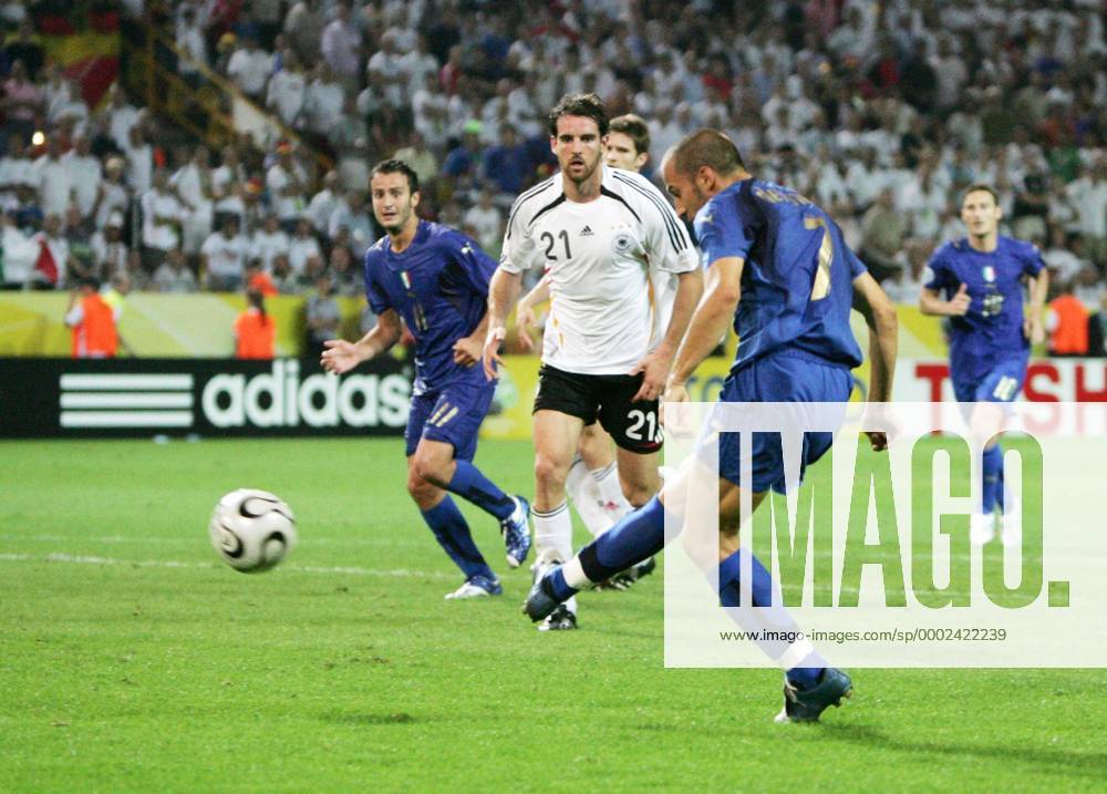 Alessandro del Piero (Italien, re.) erzielt den Treffer zum 0:2, Christoph Metzelder (Deutschland) kommt zu spät - Fußball WM Herren WM 2006, Länderspiel, Nationalteam, Halbfinale, Deutschland - Italien 0:2 n.V., Nationaltrikot Gruppe Dortmund Dynamik, Fußball WM Herren WM 2006, Länderspiel, Nationalteam, Halbfinale, Deutschland - Italien 0:2 n.V., Nationaltrikot Gruppe Dortmund Dynamik,