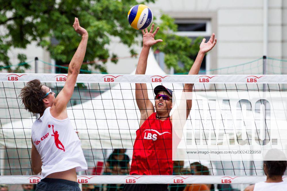 Angriff Florian Schweikart (DJK Augsburg Hochzoll) - Block Mirko Schneider (TSV Georgii Allianz Stuttgart); LBS-Cup Beachvolleyball A-Top, Markplatz, Schopfheim Germany, 20160605; Schopfheim