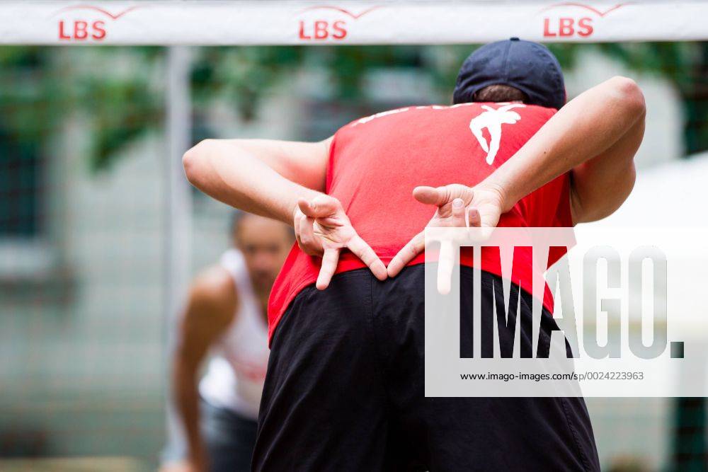 Handzeichen von .Mirko Schneider (TSV Georgii Allianz Stuttgart); LBS-Cup Beachvolleyball A-Top, Markplatz, Schopfheim Germany, 20160605; Schopfheim