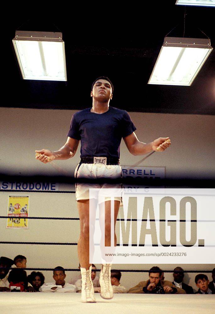 4579.MUHAMMAD ALI TRAINS FOR TERRELL FIGHT. RINGER 1967. FILE - ZUMAg49