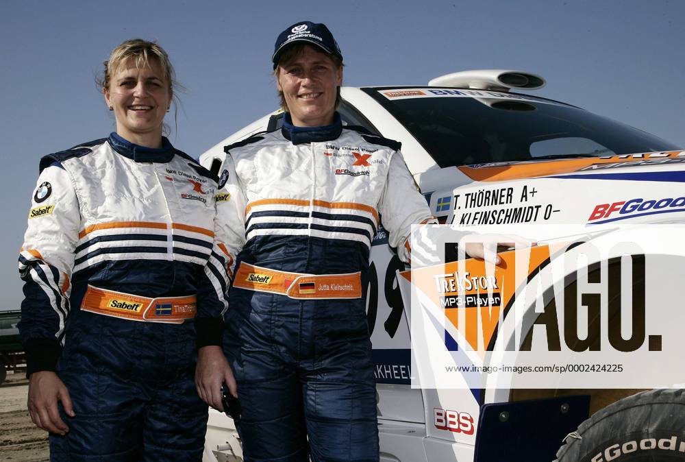 Jutta Kleinschmidt (Deutschland, re.) und Tina Thörner (Schweden) neben ihrem BMW X3 CC Motorsport Damen UAE Desert Challenge 2006, Rallyesport, Autorallye, Rallye Gruppe Rallye Motorsport Damen UAE Desert Challenge 2006, Rallyesport, Autorallye, Rallye Gruppe Rallye