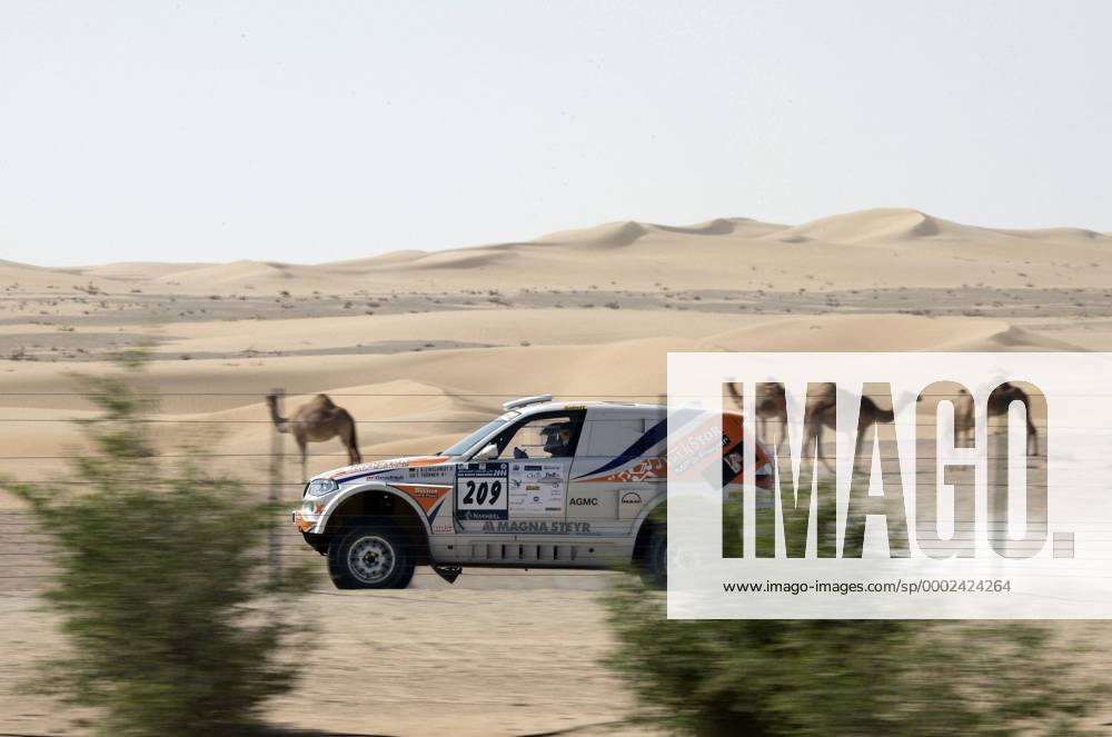 Jutta Kleinschmidt (Deutschland) und Tina Thörner (Schweden) passieren mit ihrem BMW X3 CC ein paar Dromedare Motorsport Damen UAE Desert Challenge 2006, Wüstenrallye, Rallyesport, Autorallye, Rallye Totale Rallye, Wüste Dynamik, Motorsport Damen UAE Desert Challenge 2006, Wüstenrallye, Rallyesport, Autorallye, Rallye Totale Rallye, Wüste Dynamik,