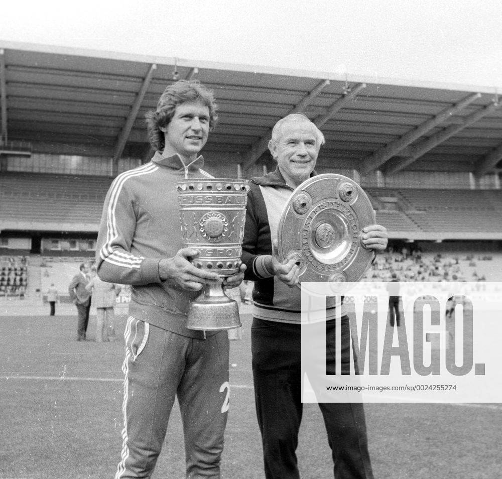 Fußball, 1. FC Köln, Deutscher Meister 1978 Fototermin,1. FC Koeln, 30.07.1978, Heinz Flohe und Hennes Weisweiler präsentieren die Meisterschale und den DFB-Pokal HM