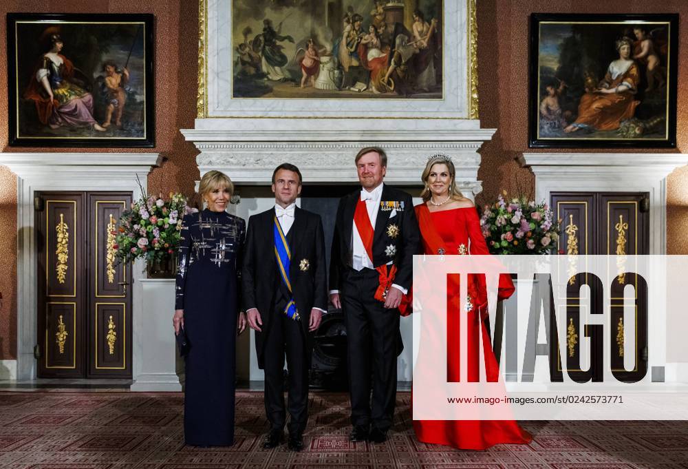 AMSTERDAM - French President Emmanuel Macron and his wife Brigitte with King Willem-Alexander and Queen Maxima at the Royal Palace on Dam Square. The presidential couple will pay a two-day state visit to the Netherlands. ANP POOL REMKO DE WAAL netherlands out - belgium out