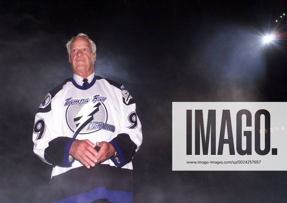File - GORDIE HOWE, the rough-and-tumble Canadian farm boy whose boundless blend of talent and toughness made him the NHL Eishockey Herren USA s star during a career that lasted into his 50s, has died. The man forever known as Mr. Hockey was 88. Pictured: 10 2 99.- Tampa.- All-time hockey great Gordie Howe, dressed in a Tampa Bay Lightning jersey, waits to drop the ceremonial first puck amidst the smoke and lights of the 1999 season opener against the New York Islanders Saturday evening Gordie Howe 1928 Ð 2016 Mr. HockeyÕ - ZUMAs70_