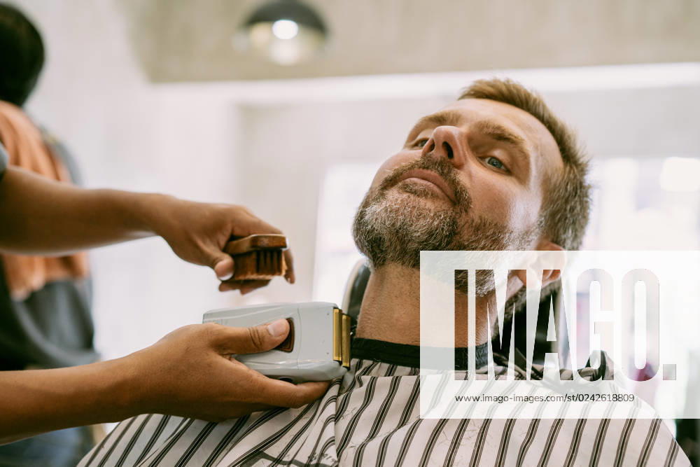 Man in barbershop shaving beard. Beard care. Singapore, Singapore CR_YUKI230410-1167267-01 ,model released, Symbolfoto