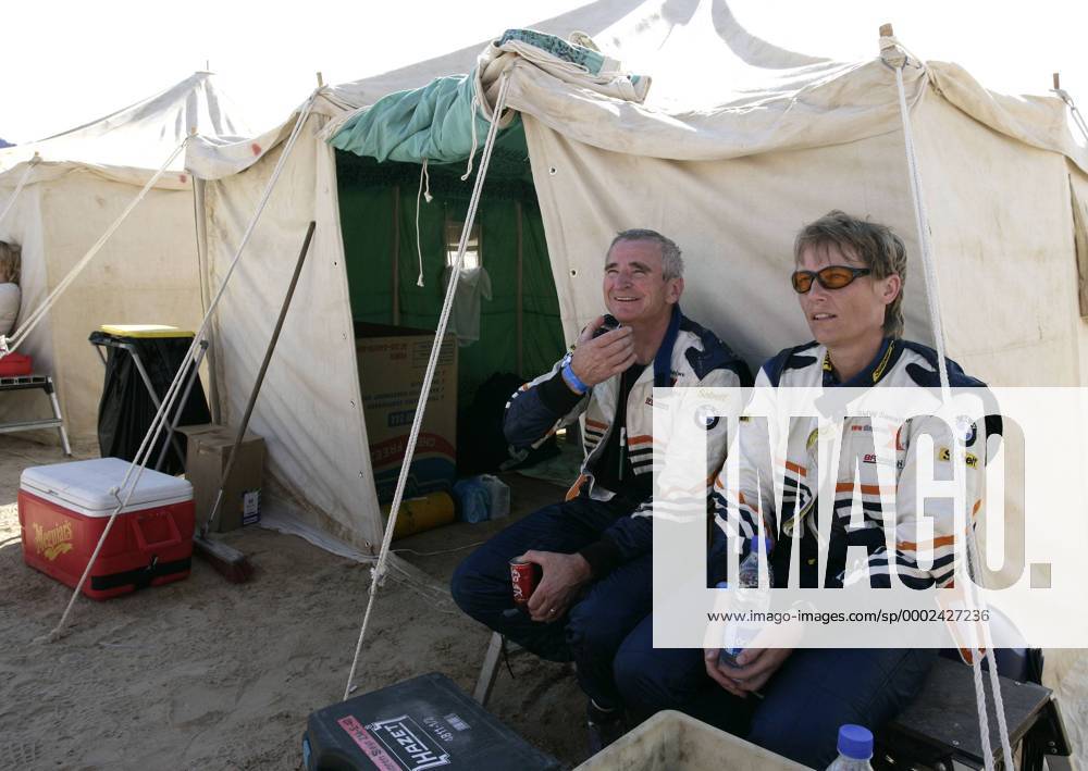 Jutta Kleinschmidt (Deutschland, re.) und Alain Guehennec (Frankreich beide BMW) ruhen sich vor ihrem Zelt aus Motorsport UAE Desert Challenge 2006, Rallye, Wüstenrallye, Rallyesport, Autorallye, Wüste Gruppe o0 VAE Erschöpfung, Motorsport UAE Desert Challenge 2006, Rallye, Wüstenrallye, Rallyesport, Autorallye, Wüste Gruppe o0 VAE Erschöpfung,