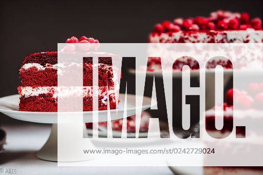 A 3D rendering of delicious red velvet cake *** einer 3D Tierkörperverwertung des Köstlich Roter Samt Kuchen 10028050
