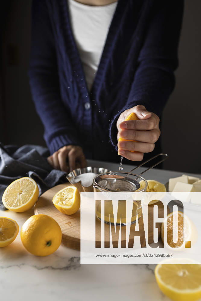 Squeezing Lemons for Lemon Curd Squeezing Lemons for Lemon Curd