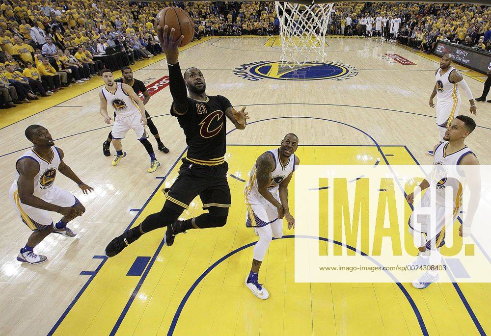 - SPORT June 13, 2016 - Oakland, California, U.S - Cleveland Cavaliers forward LeBron James (23) shoots against the Golden State Warriors during the first half of Game 5 of basketball s NBA Basketball Herren USA Finals in Oakland, Calif., Monday, June 13, 2016. NBA Finals Cavaliers Warriors Basketball - ZUMAp124