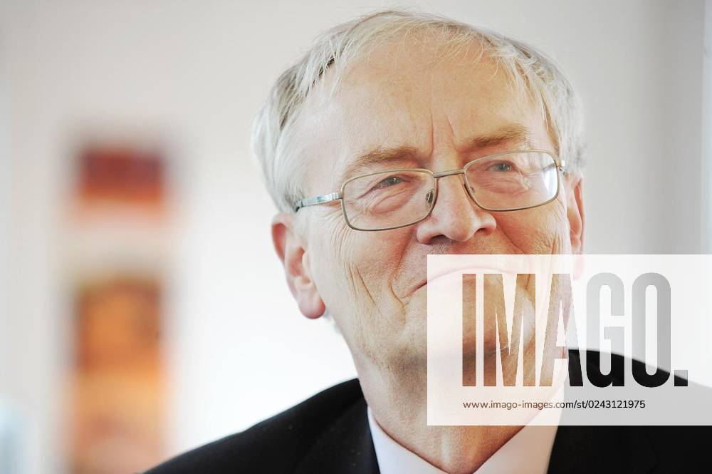 Der ehemalige Staatssekretär im Bundesinnenministerium und frühere Präsident des Bundesnachrichtendienstes (BND), August Hanning, spricht am 27.09.2010 in der WAZ-Zentralredaktion über seine Zeit beim BND, sowie über innen- und außenpolitische Themen der Bundesregierung. Deutschland NRW Essen