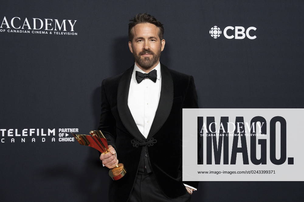 Ryan Reynolds poses with the Humanitarian Award at the Comedy and TV Drama awards evening at the Canadian Screen Awards, in Toronto, on Friday, April 14, 2023. Toronto Canada - ZUMAc35_ 20230414_zaf_c35_124