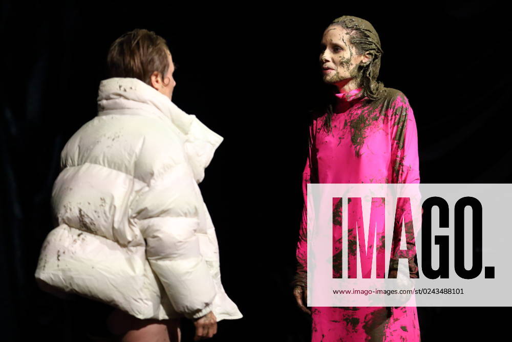 Eva Löbau and Lea Draeger, f l , during the photo rehearsal for the play Antigone at Maxim Gorki Theater Berlin, April 14, 2023 After Sophocles Directed by Leonie Böhm Stage Zahava Rodrigo Costumes Laura Kirst Premiere is April 16, 2023 Maxim Gorki Theater Berlin Antigone