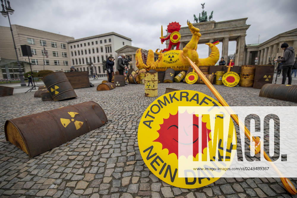 Greenpeace presents AKW dinosaur at the Brandenburg Gate, On the occasion of the shutdown of the last three remaining nuclear power plants AKW in Germany, Greenpeace presents a four-meter-high sculpture of a shot dinosaur at the Brandenburg Gate The