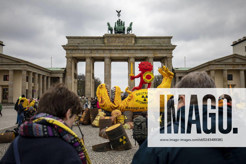 Greenpeace presents AKW dinosaur at the Brandenburg Gate, On the occasion of the shutdown of the last three remaining nuclear power plants AKW in Germany, Greenpeace presents a four-meter-high sculpture of a shot dinosaur at the Brandenburg Gate The